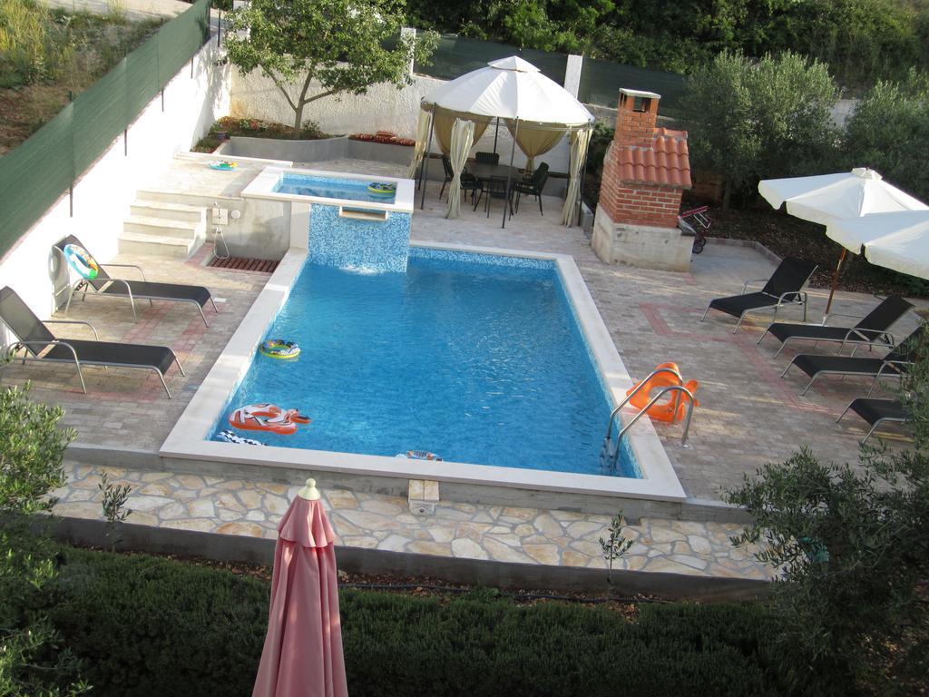 Apartments Nives Supetar Exterior foto