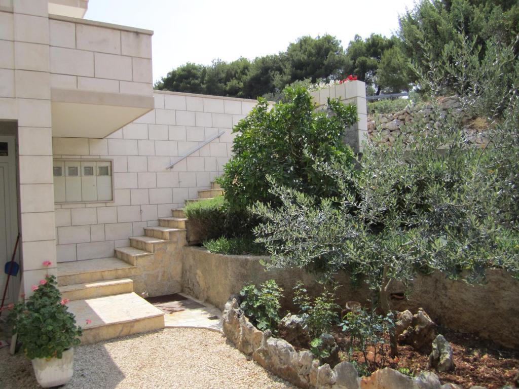 Apartments Nives Supetar Exterior foto