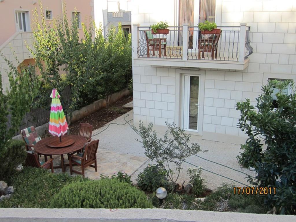 Apartments Nives Supetar Exterior foto
