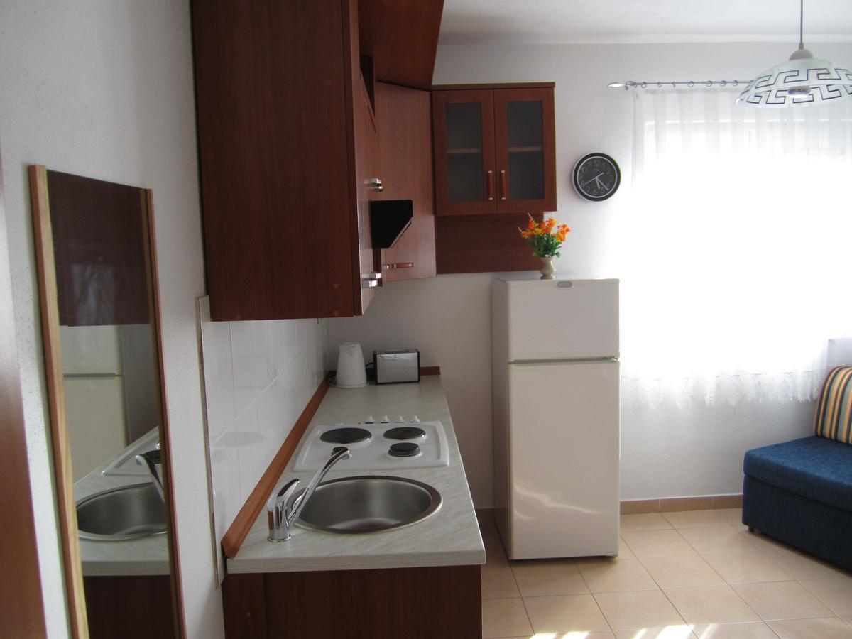 Apartments Nives Supetar Exterior foto