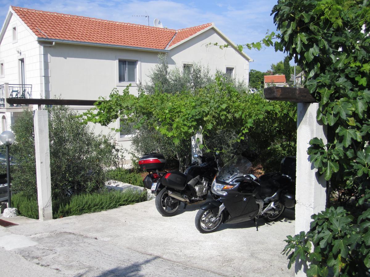 Apartments Nives Supetar Exterior foto