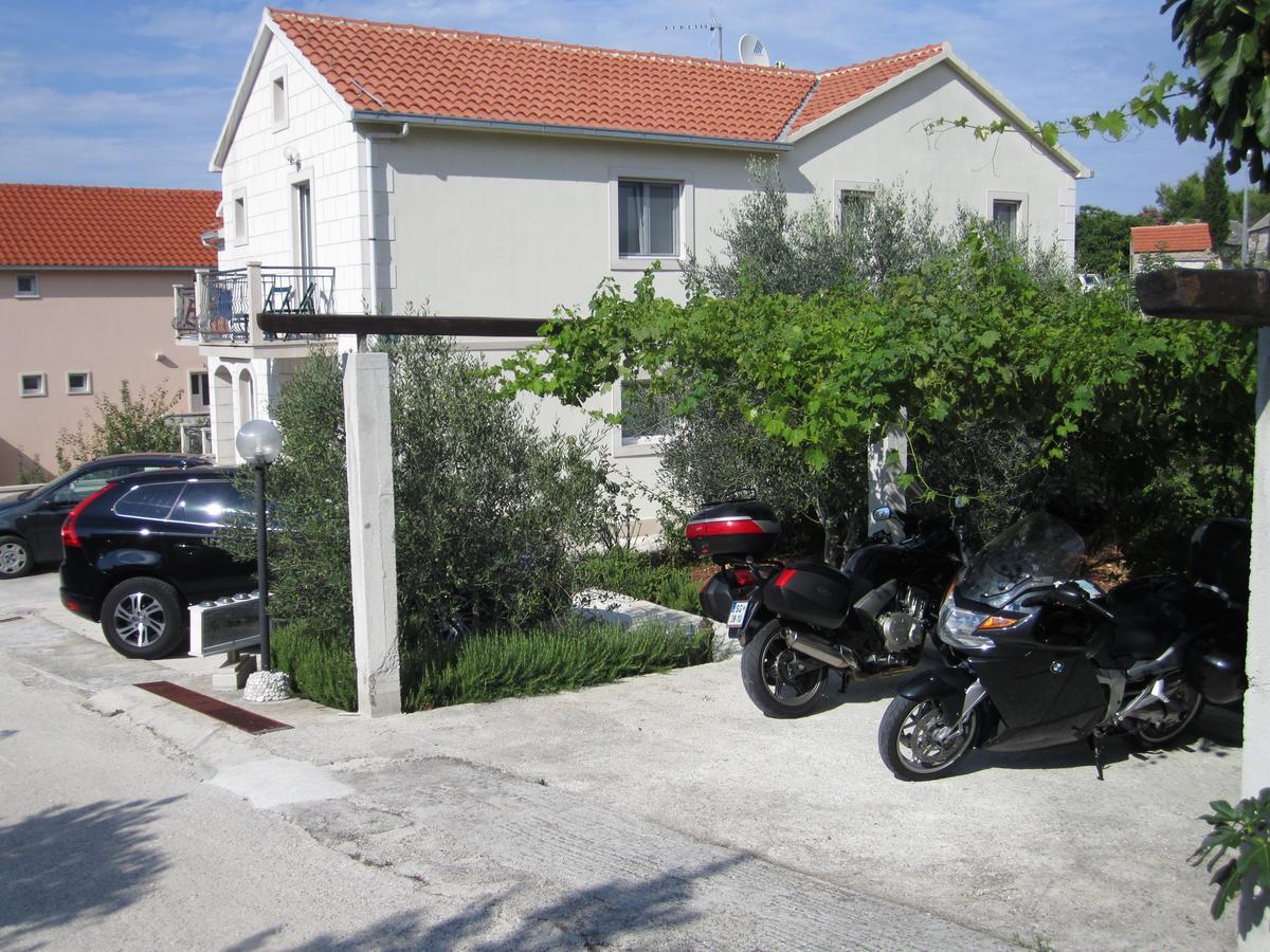 Apartments Nives Supetar Exterior foto