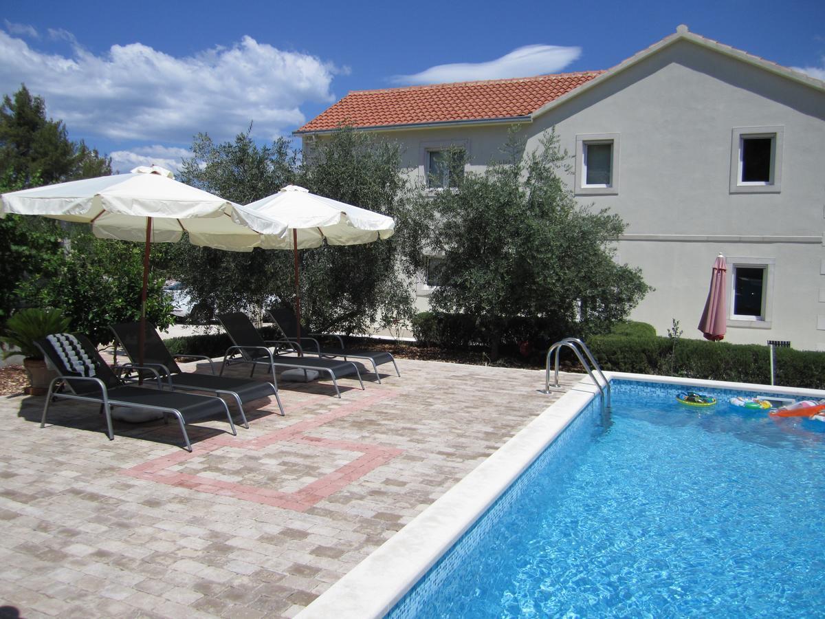 Apartments Nives Supetar Exterior foto