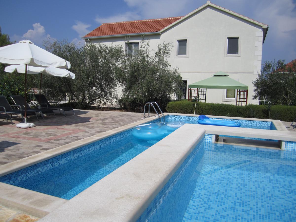 Apartments Nives Supetar Exterior foto