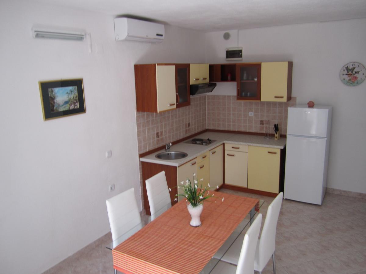 Apartments Nives Supetar Exterior foto